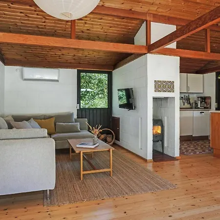 2 Bedroom Awesome In Hébergement de vacances *